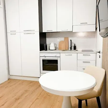 Apartment Bright Tiny - Shared Pool & Sauna - Free Parking - Air Condition