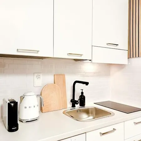 Bright Tiny - Shared Pool & Sauna - Free Parking - Air Condition Apartment *