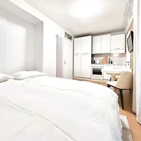 Apartment Bright Tiny - Shared Pool & Sauna - Free Parking - Air Condition Muralto