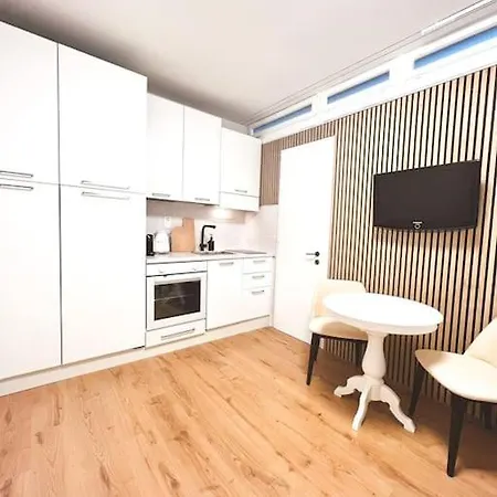 Bright Tiny - Shared Pool & Sauna - Free Parking - Air Condition Appartamento