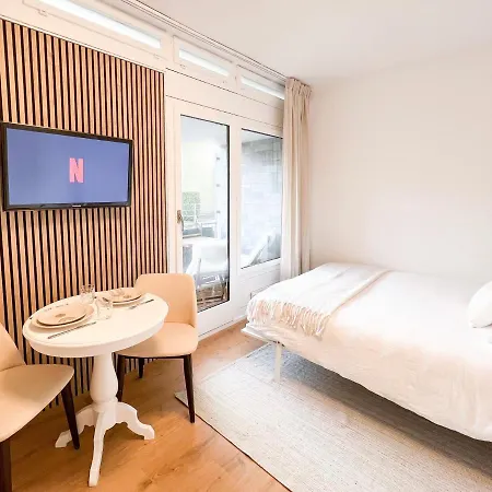 Bright Tiny - Shared Pool & Sauna - Free Parking - Air Condition Apartment Muralto