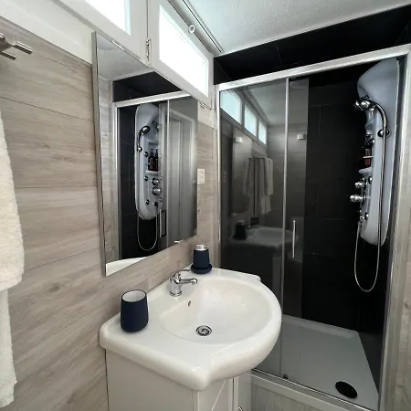 Bright Tiny - Shared Pool & Sauna - Free Parking - Air Condition Apartment