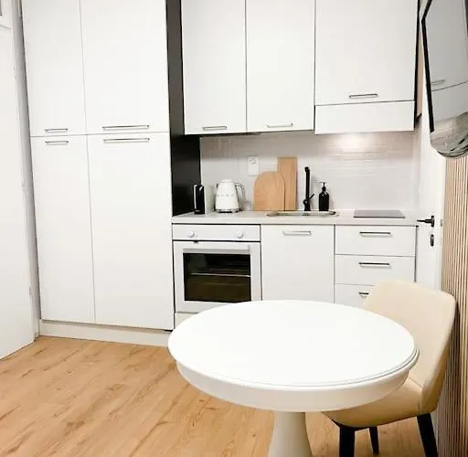 아파트 Bright Tiny - Shared Pool & Sauna - Free Parking - Air Condition