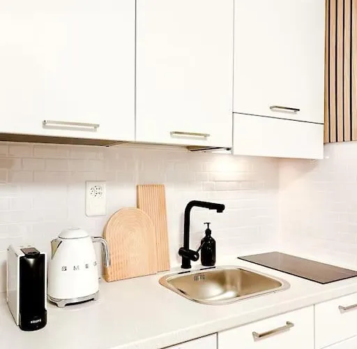 Bright Tiny - Shared Pool & Sauna - Free Parking - Air Condition Apartament *