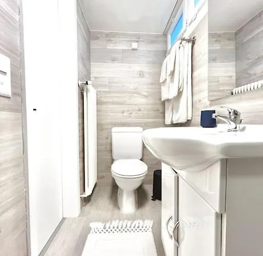 Bright Tiny - Shared Pool & Sauna - Free Parking - Air Condition *