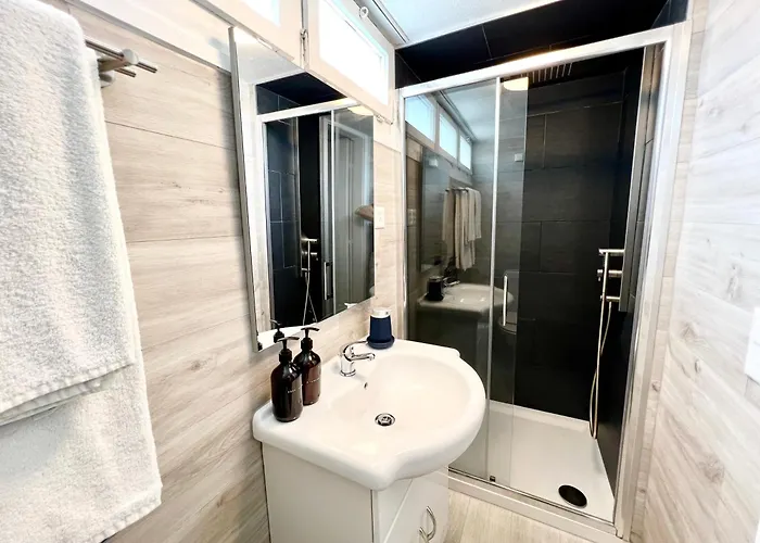 아파트 Bright Tiny - Shared Pool & Sauna - Free Parking - Air Condition