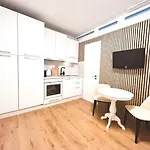 Bright Tiny - Shared Pool & Sauna - Free Parking - Air Condition Apartamento
