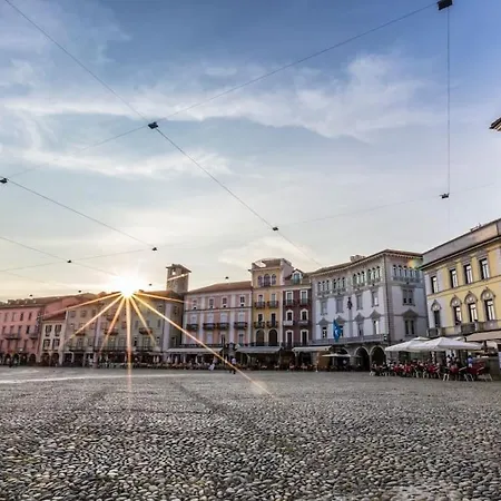 Bright Tiny - Shared Pool & Sauna - Free Parking - Air Condition Apartment *