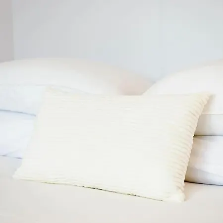 Apartment Bright Tiny - Shared Pool & Sauna - Free Parking - Air Condition *