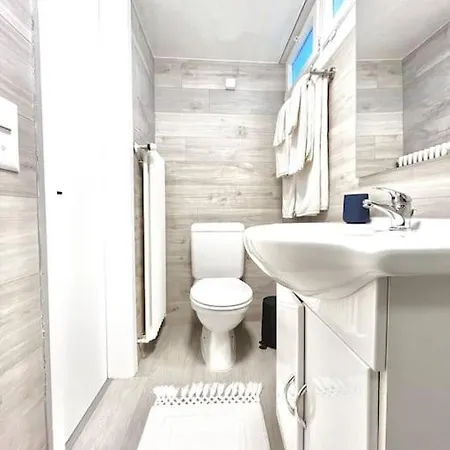 Bright Tiny - Shared Pool & Sauna - Free Parking - Air Condition *