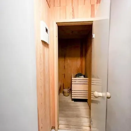 Bright Tiny - Shared Pool & Sauna - Free Parking - Air Condition شقة