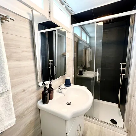 شقة Bright Tiny - Shared Pool & Sauna - Free Parking - Air Condition